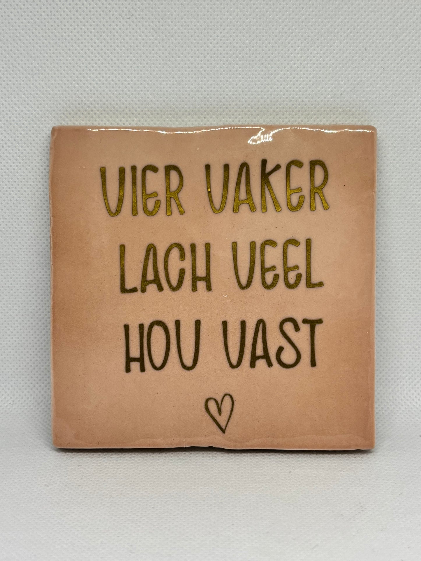 Tegeltje "Vier vaker, lach veel, hou vast"