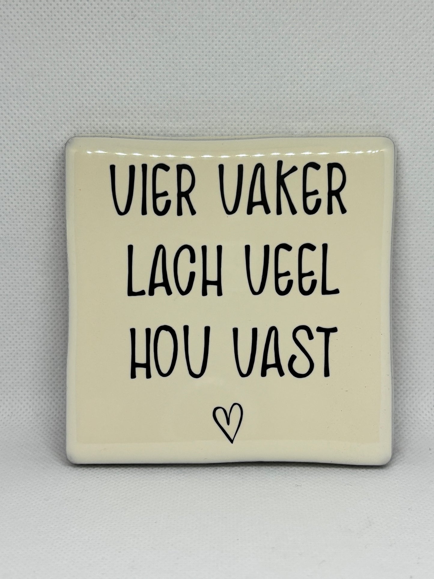 Tegeltje "Vier vaker, lach veel, hou vast"