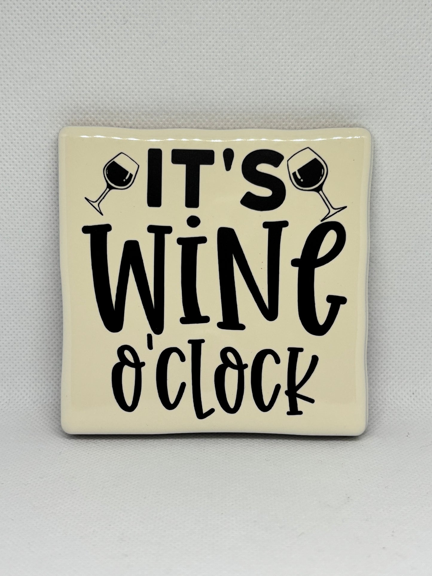 Tegeltje "It's wine o' clock"