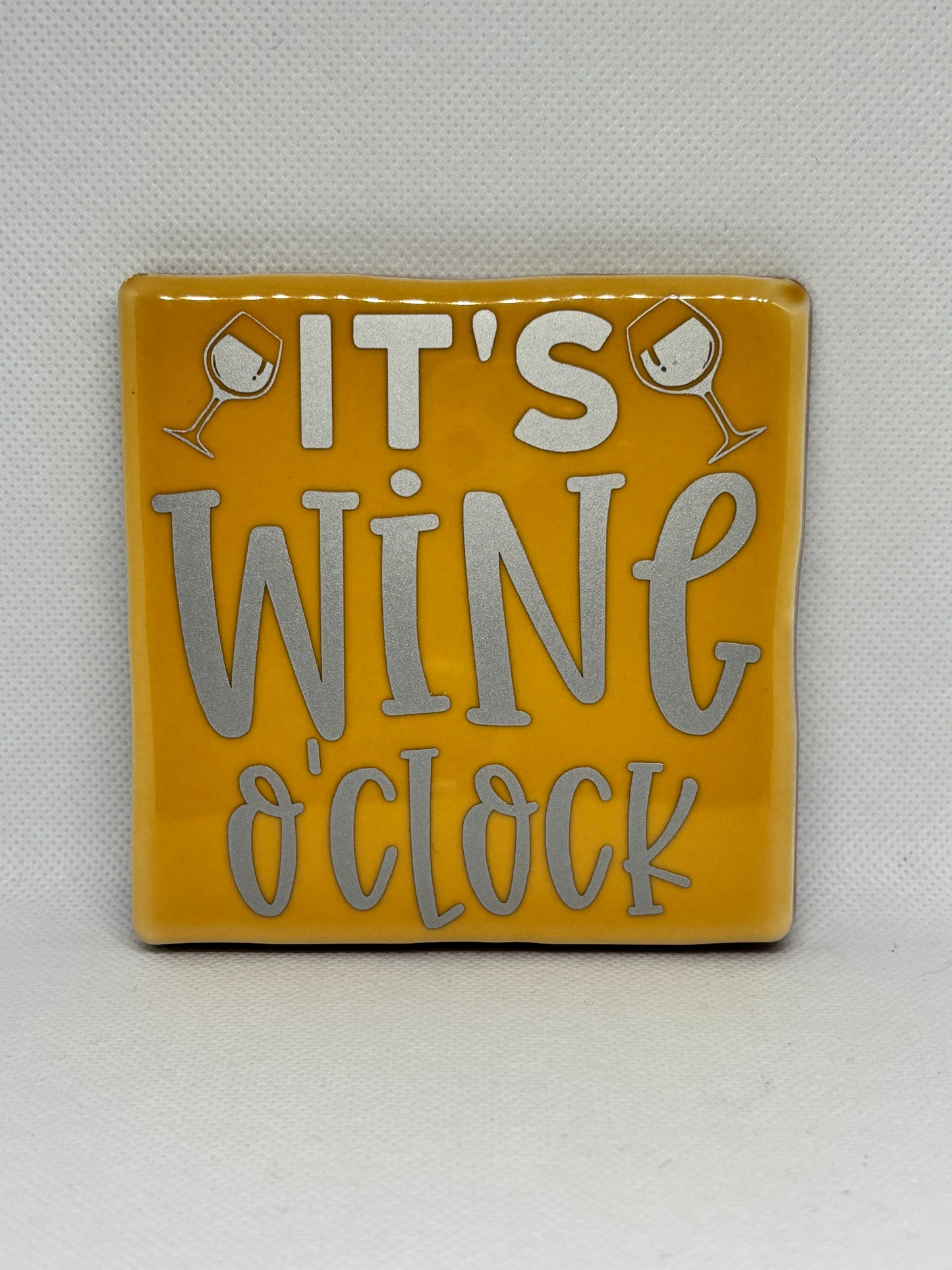 Tegeltje "It's wine o' clock"